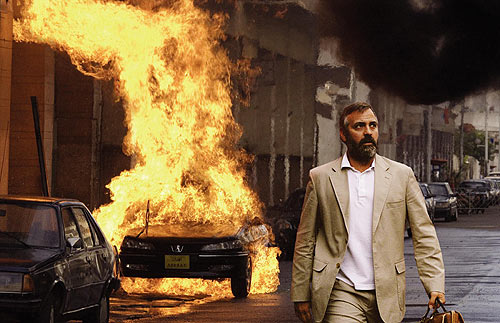 In Hollywood ontploffen auto's te pas en te onpas, zoals hier in Syriana met George Clooney