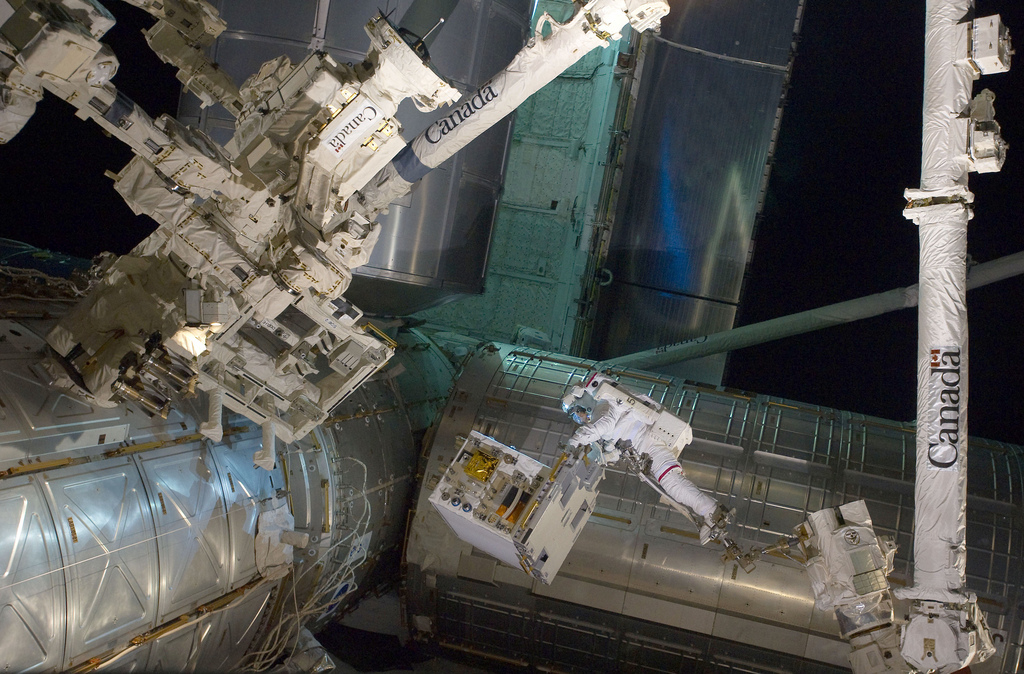 Hier levert astronaut Mike Fossom nieuwe onderdelen voor het internationale ruimtestation ISS. De ruimtewandeling waar deze levering onderdeel van was, duurde in totaal 6,5 uur.