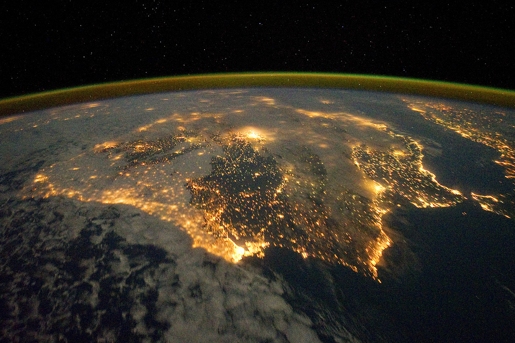 Deze prachtige foto van Spanje en Portugal werd op 4 december 2011 genomen vanuit het internationale ruimtestation ISS. Op de foto zijn verschillende grote steden zichtbaar, waaronder Barcelona en Madrid en de opvallende samenklontering van kleinere steden en dorpen aan de zuidkust. 