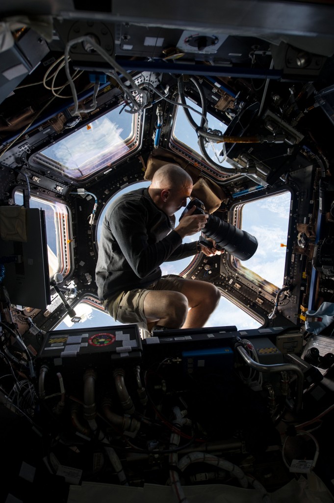 De ultieme locatie voor een fotoshoot. Hier neemt astronaut Chris Cassidy vanuit het internationale ruimtestation ISS foto's van het aardoppervlak, dat zich zo'n 400 kilometer onder zijn voeten bevindt. 