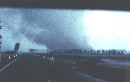 Tornado raast over de Nederlandse snelweg in 1967
