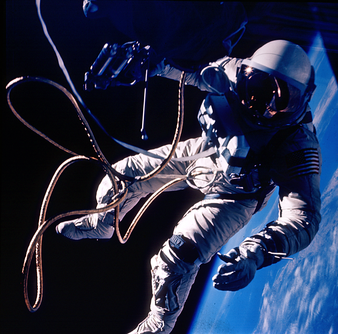 Een foto van de eerste ruimtewandeling door een Amerikaanse astronaut. Op 3 juni 1965 begaf Ed White zich als eerste in de ijzige leegte in de bovenste lagen van de aardatmosfeer. Hier hangt White boven New Mexico. In totaal duurde zijn ruimtewandeling 23 minuten. (Afbeelding: NASA)